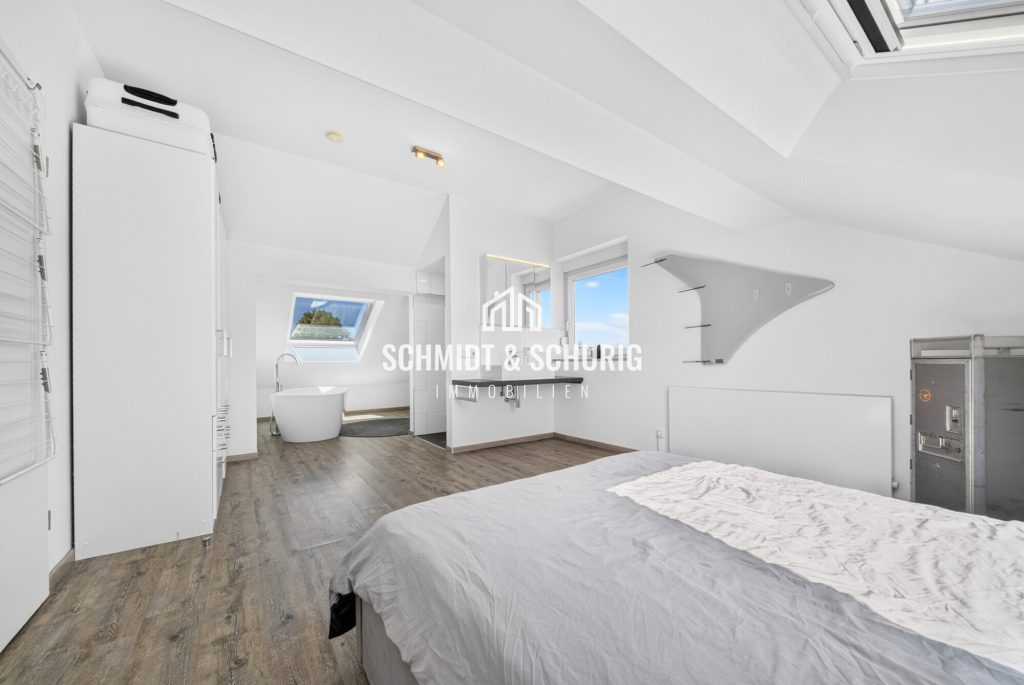 Schlafbereich mit integriertem Bad Immobilienangebot - Bretten / Büchig - Alle - Modernes Wohnen im Dachgeschoss mit Klimaanlage und Einbauküche