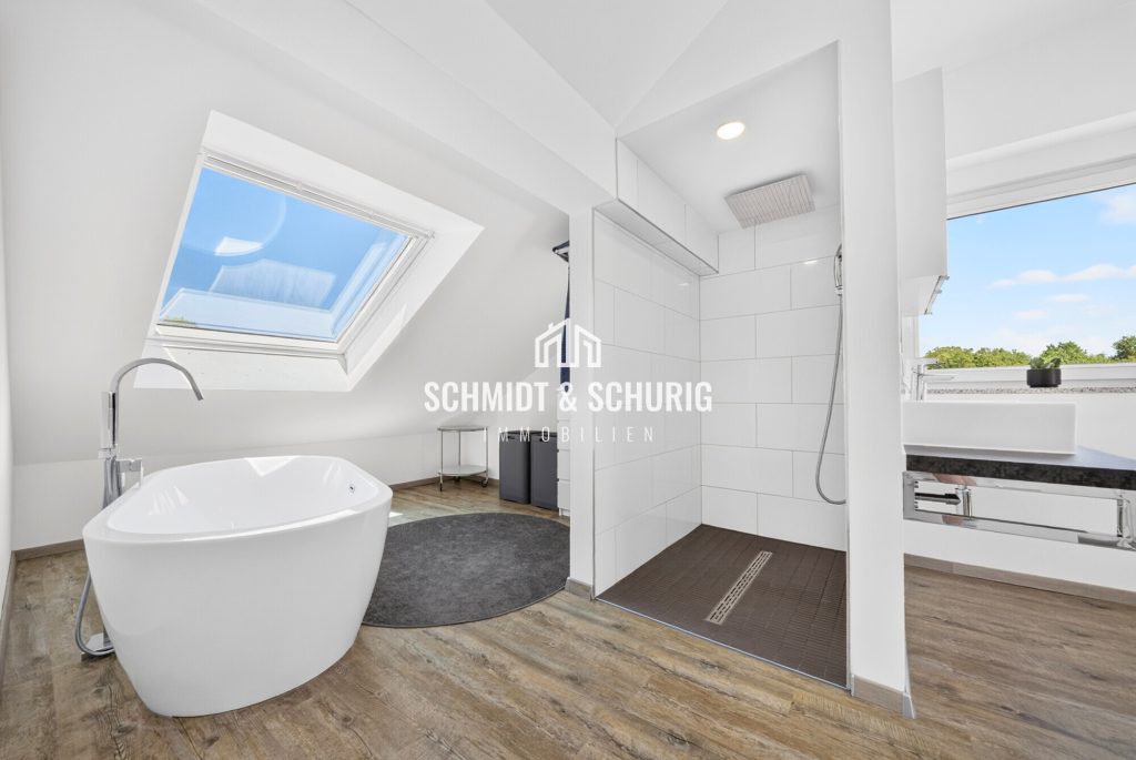 Offener Badbereich mit freistehender Badewanne Immobilienangebot - Bretten / Büchig - Alle - Modernes Wohnen im Dachgeschoss mit Klimaanlage und Einbauküche