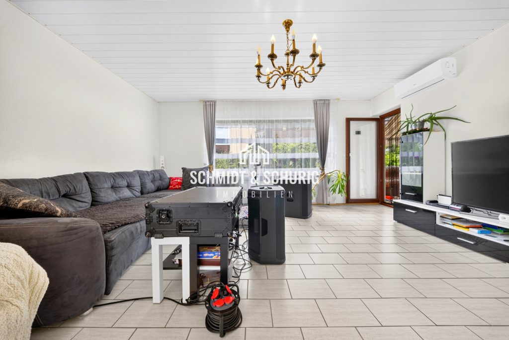 Wohnzimmer Immobilienangebot - Forst - Alle - Großzügige 4-Zimmerwohnung mit Balkon, Garten und Garagenstellplatz.