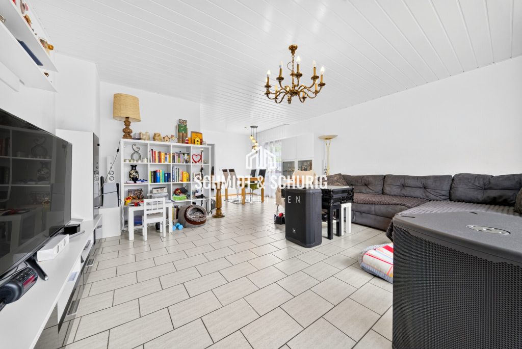 Wohnzimmer Immobilienangebot - Forst - Alle - Großzügige 4-Zimmerwohnung mit Balkon, Garten und Garagenstellplatz.