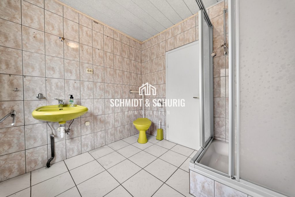 Immobilienangebot - Königsbach-Stein - Alle - Einfamilienhaus mit Garten, Scheune und 2 Garagen in Königsbach-Stein