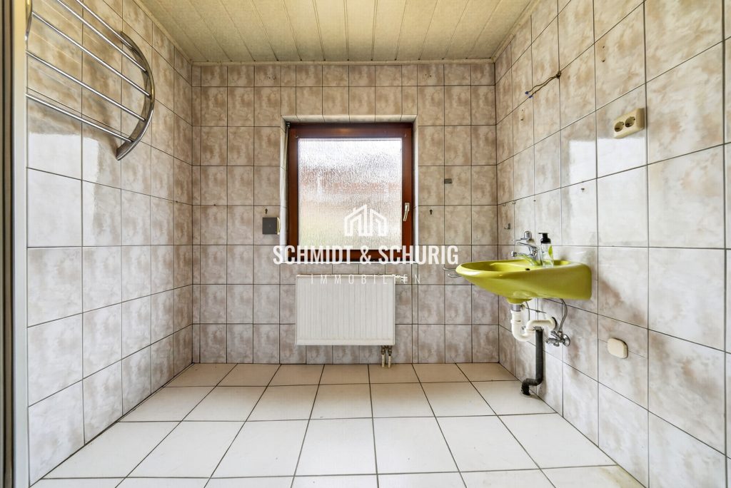 Immobilienangebot - Königsbach-Stein - Alle - Einfamilienhaus mit Garten, Scheune und 2 Garagen in Königsbach-Stein
