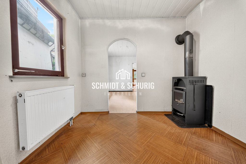 Immobilienangebot - Königsbach-Stein - Alle - Einfamilienhaus mit Garten, Scheune und 2 Garagen in Königsbach-Stein