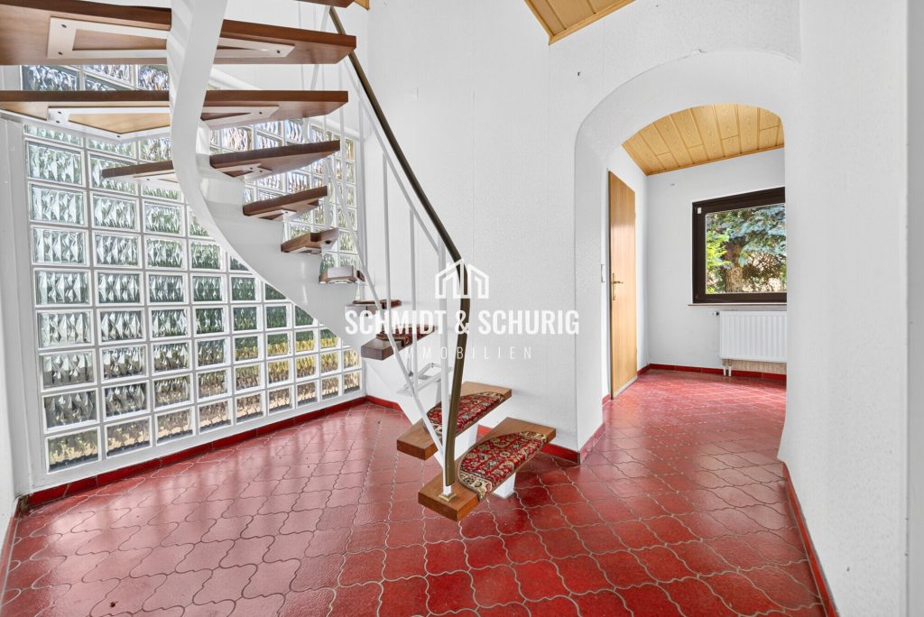 Immobilienangebot - Königsbach-Stein - Alle - Einfamilienhaus mit Garten, Scheune und 2 Garagen in Königsbach-Stein
