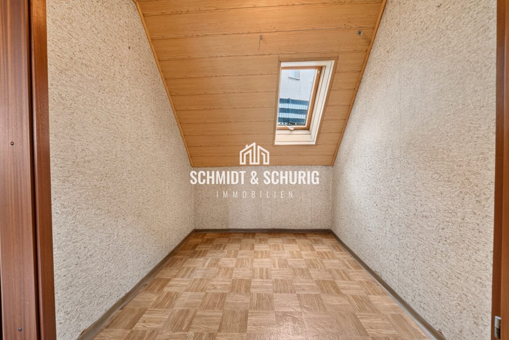 Immobilienangebot - Königsbach-Stein - Alle - Einfamilienhaus mit Garten, Scheune und 2 Garagen in Königsbach-Stein