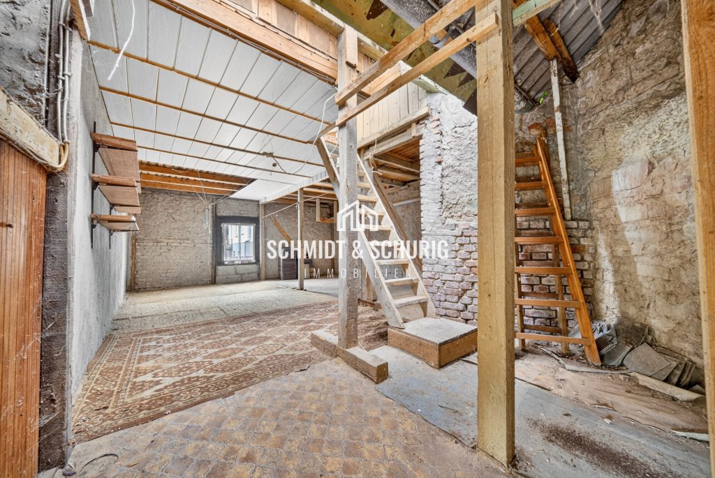 Immobilienangebot - Königsbach-Stein - Alle - Einfamilienhaus mit Garten, Scheune und 2 Garagen in Königsbach-Stein