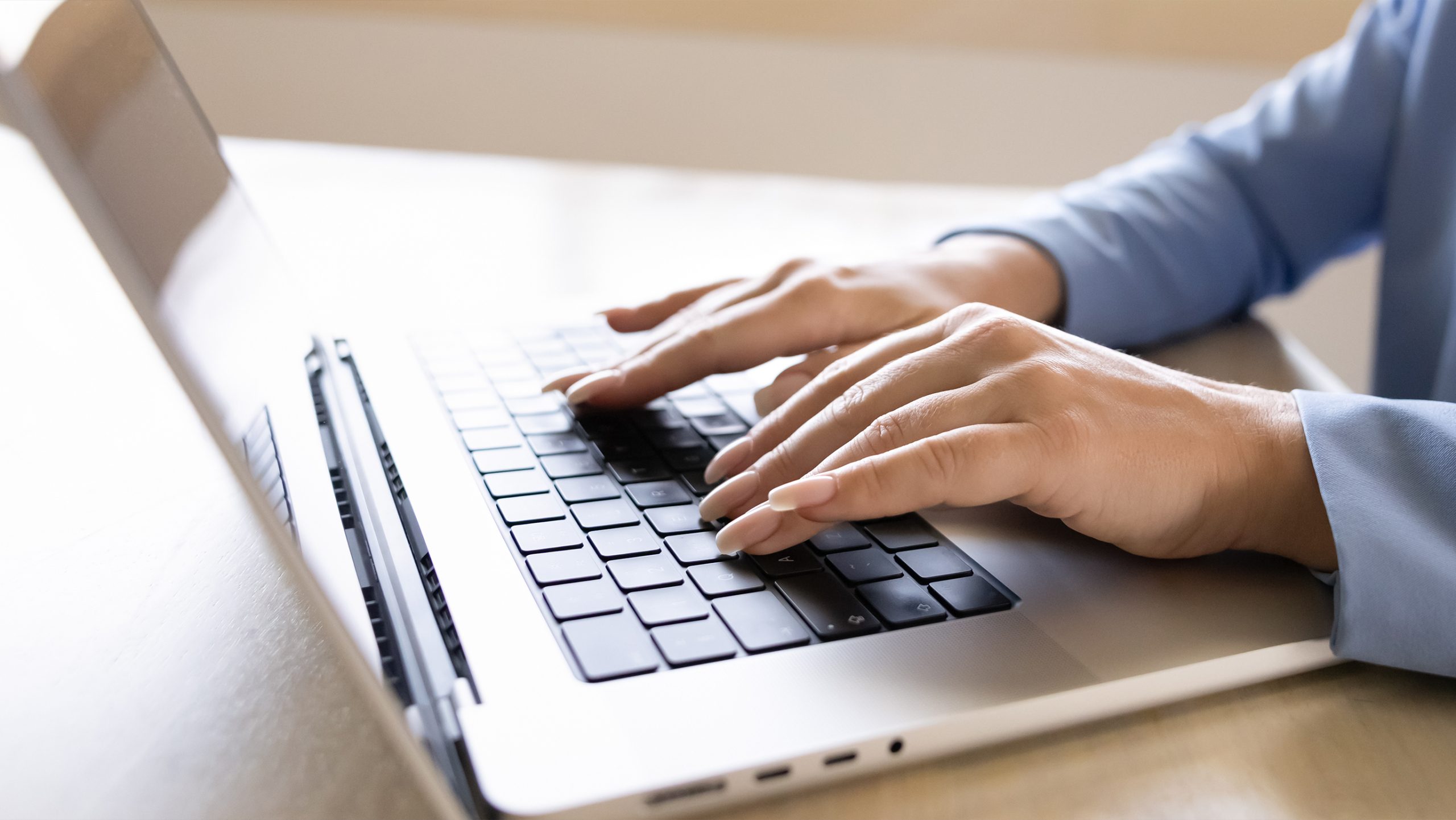 Ein Foto eines Laptops, der bedient wird
