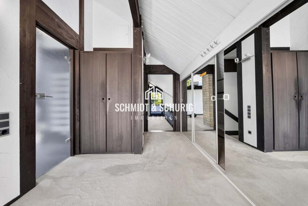 Flur / Dachgeschoss Immobilienangebot - Kürnbach - Alle - Exklusives Einfamilienhaus - Architektur mit Wiedererkennungswert