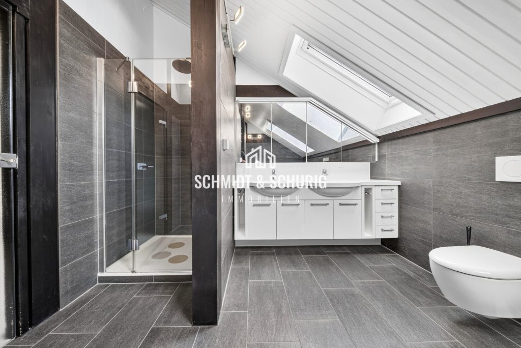 Badezimmer / Dachgeschoss Immobilienangebot - Kürnbach - Alle - Exklusives Einfamilienhaus - Architektur mit Wiedererkennungswert