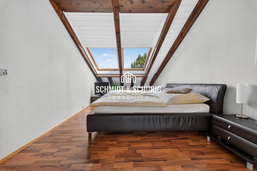 Schlafzimmer Obergeschoss Immobilienangebot - Waldbronn - Alle - Gepflegte Doppelhaushälfte mit Garten in Waldbronn