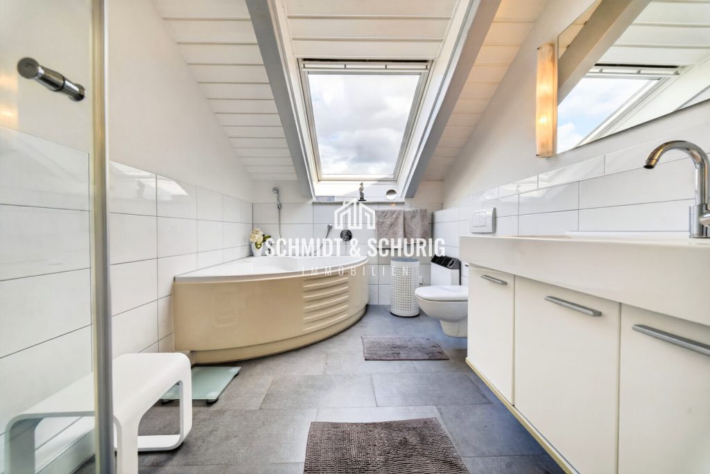 Badezimmer Obergeschoss Immobilienangebot - Waldbronn - Alle - Gepflegte Doppelhaushälfte mit Garten in Waldbronn