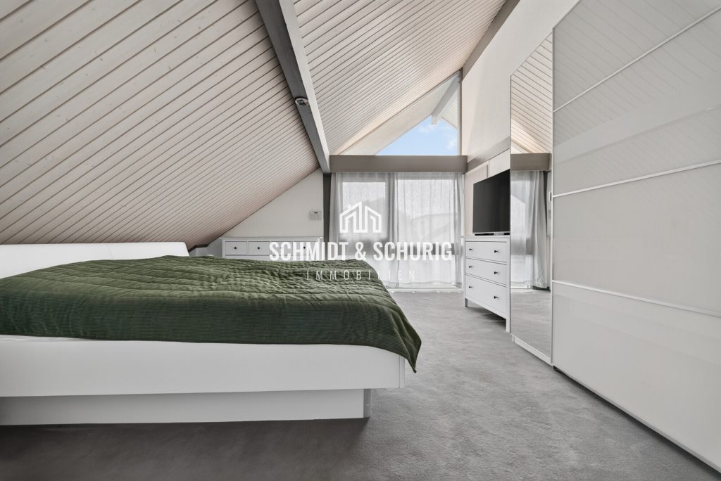 Schlafzimmer Immobilienangebot - Ötisheim - Alle - Wohnen der besonderen Art:
Einfamilienhaus mit Indoor-Pool, Sauna und Doppelgarage
