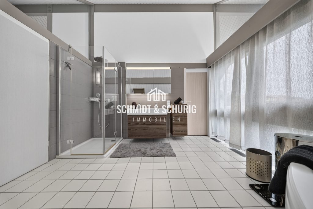 Badezimmer Immobilienangebot - Ötisheim - Alle - Wohnen der besonderen Art:
Einfamilienhaus mit Indoor-Pool, Sauna und Doppelgarage