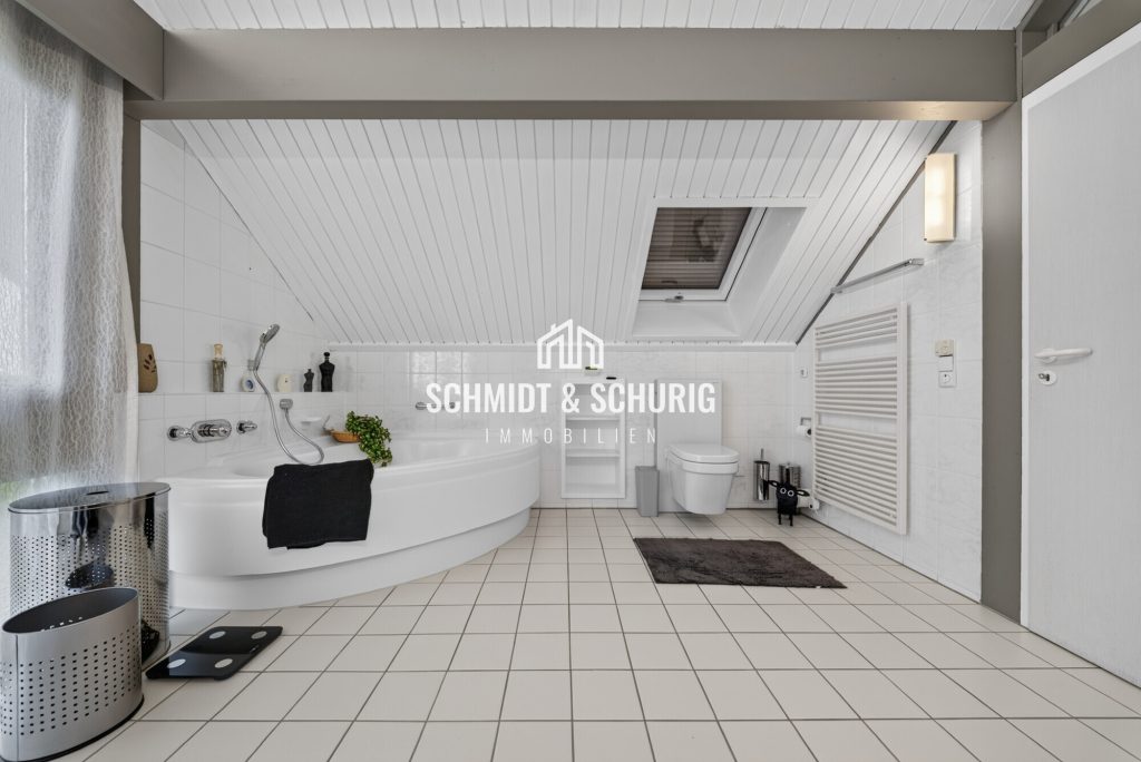 Badezimmer Immobilienangebot - Ötisheim - Alle - Wohnen der besonderen Art:
Einfamilienhaus mit Indoor-Pool, Sauna und Doppelgarage