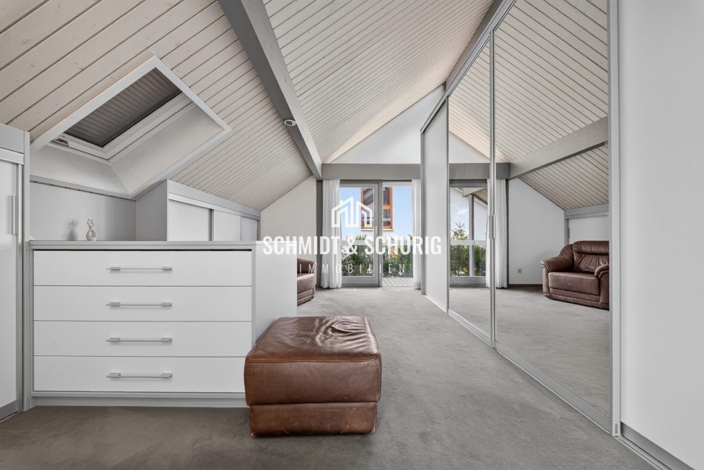 Offener Raum Immobilienangebot - Ötisheim - Alle - Wohnen der besonderen Art:
Einfamilienhaus mit Indoor-Pool, Sauna und Doppelgarage