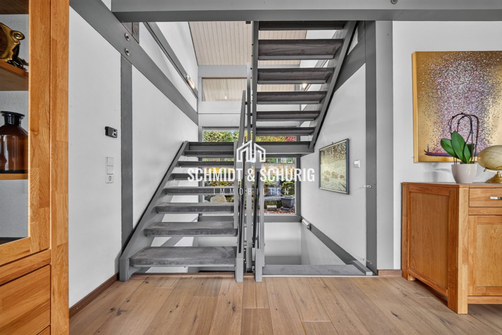 Treppenaufgang Immobilienangebot - Ötisheim - Alle - Wohnen der besonderen Art:
Einfamilienhaus mit Indoor-Pool, Sauna und Doppelgarage