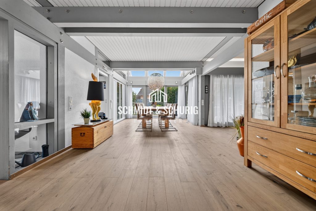 Esszimmer Immobilienangebot - Ötisheim - Alle - Wohnen der besonderen Art:
Einfamilienhaus mit Indoor-Pool, Sauna und Doppelgarage