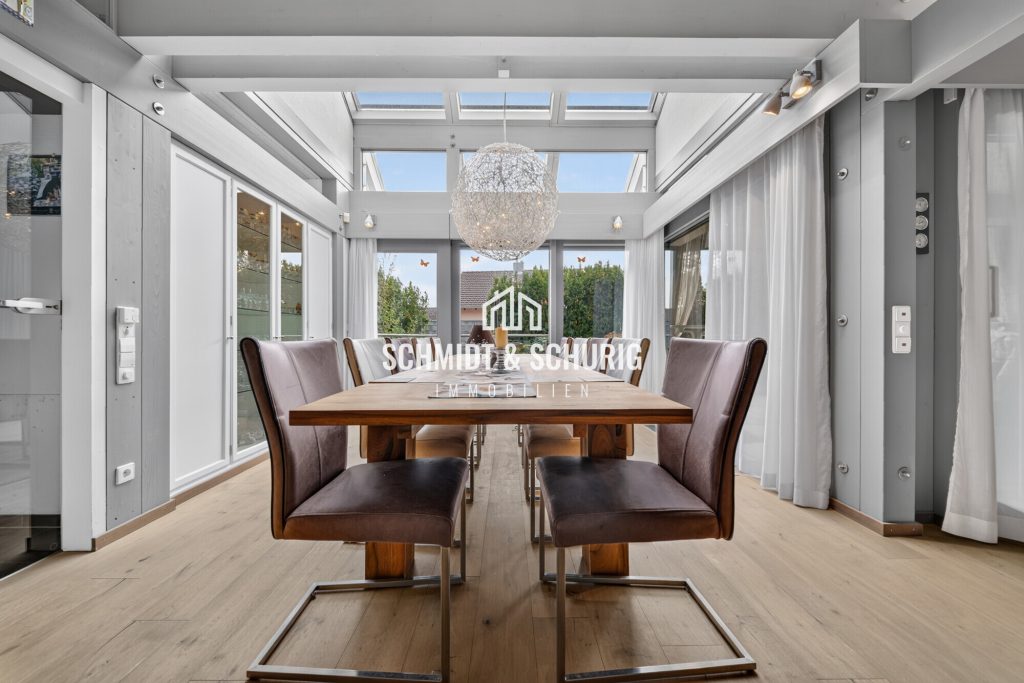 Esszimmer Immobilienangebot - Ötisheim - Alle - Wohnen der besonderen Art:
Einfamilienhaus mit Indoor-Pool, Sauna und Doppelgarage