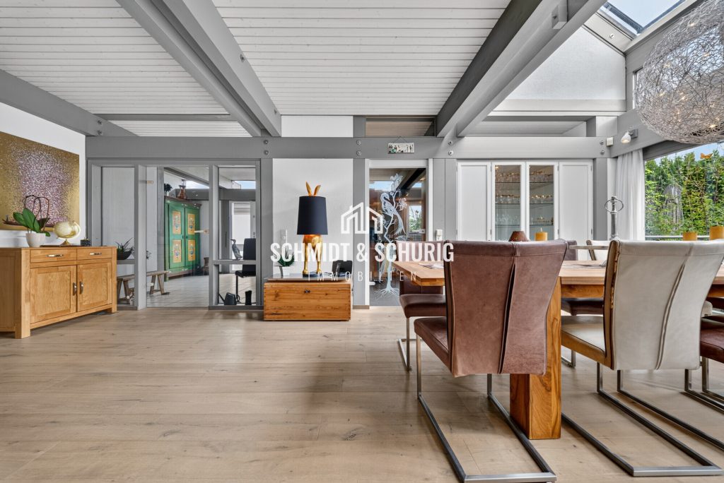Esszimmer Immobilienangebot - Ötisheim - Alle - Wohnen der besonderen Art:
Einfamilienhaus mit Indoor-Pool, Sauna und Doppelgarage