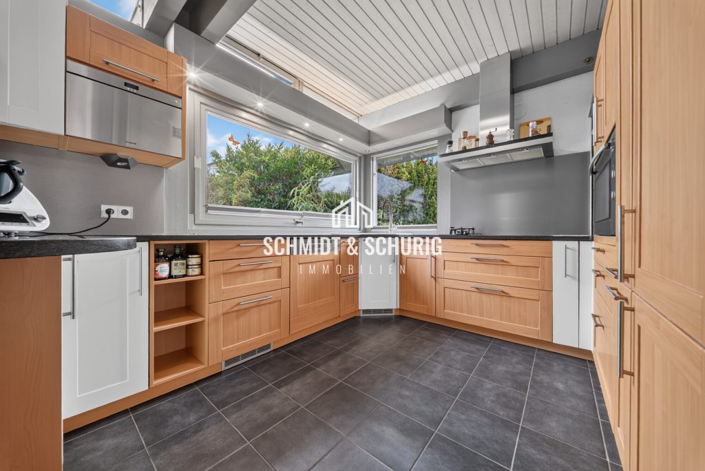 Küche Immobilienangebot - Ötisheim - Alle - Wohnen der besonderen Art:
Einfamilienhaus mit Indoor-Pool, Sauna und Doppelgarage