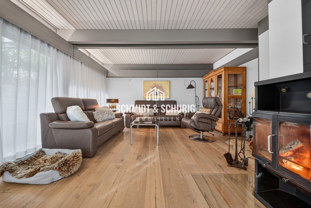 Wohnzimmer Immobilienangebot - Ötisheim - Alle - Wohnen der besonderen Art:
Einfamilienhaus mit Indoor-Pool, Sauna und Doppelgarage