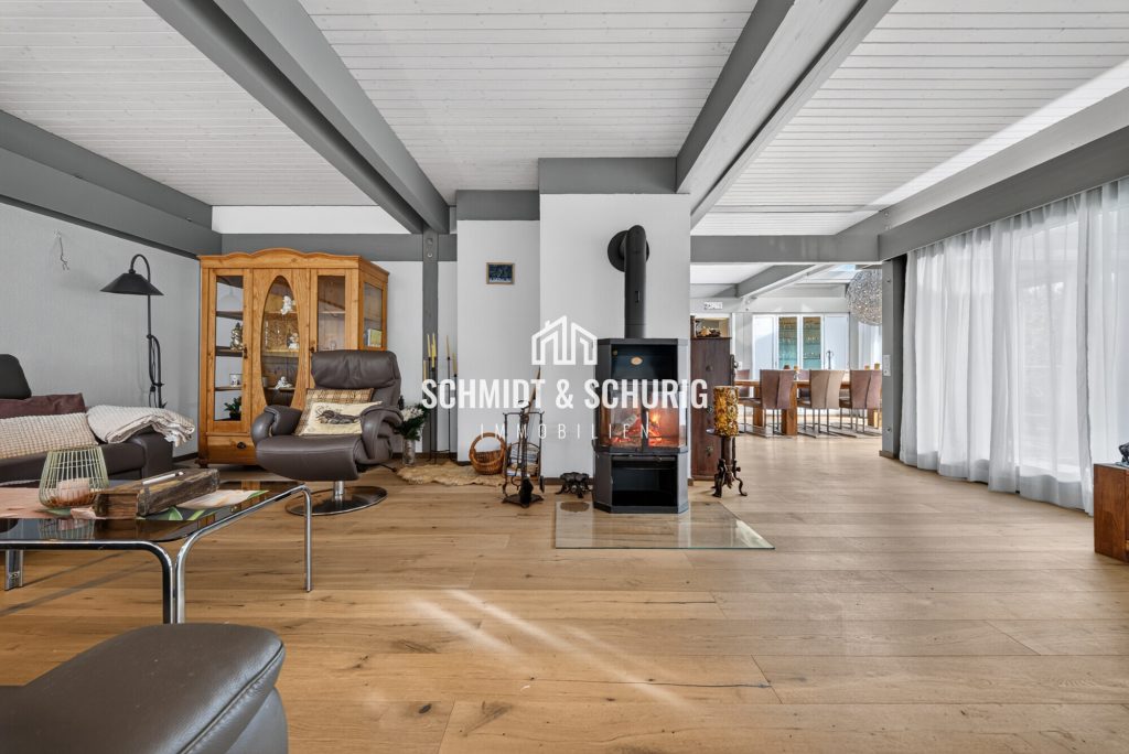 Wohnzimmer Immobilienangebot - Ötisheim - Alle - Wohnen der besonderen Art:
Einfamilienhaus mit Indoor-Pool, Sauna und Doppelgarage