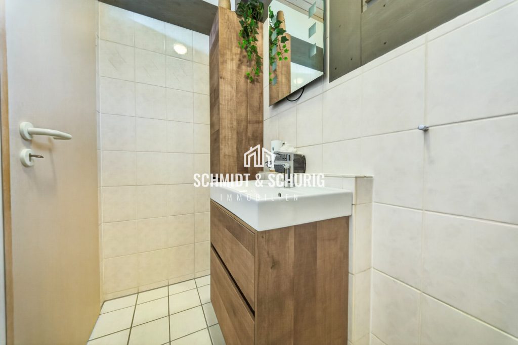 Gäste-WC Immobilienangebot - Ötisheim - Alle - Wohnen der besonderen Art:
Einfamilienhaus mit Indoor-Pool, Sauna und Doppelgarage