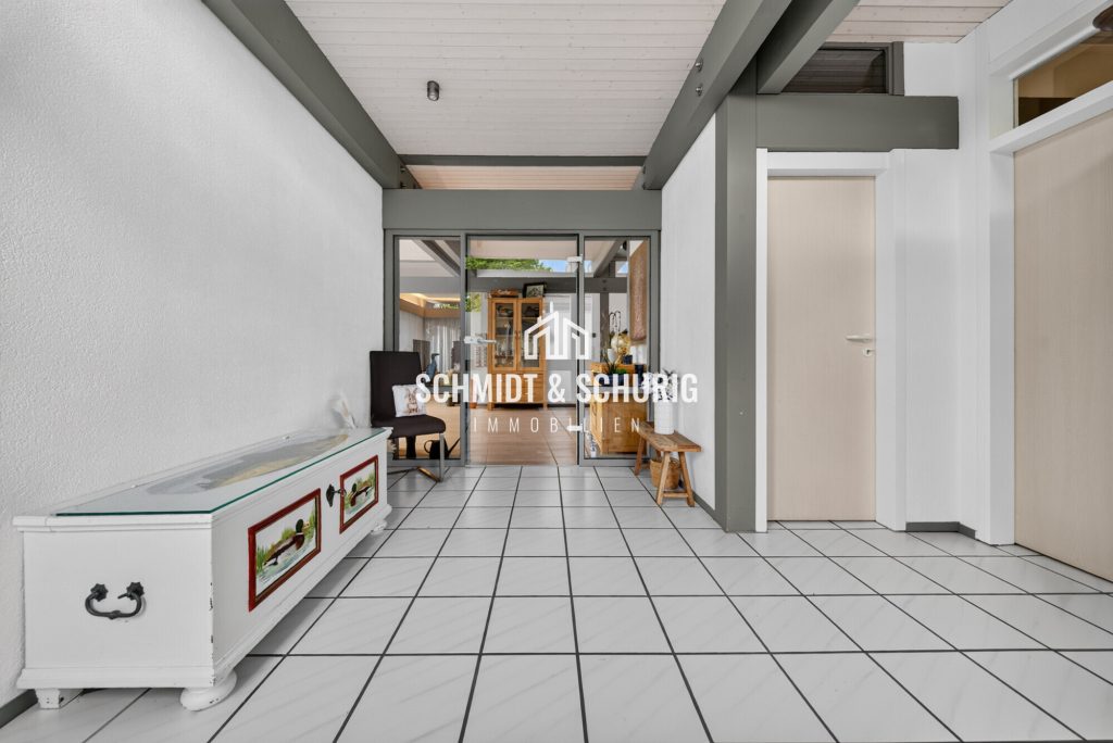 Eingangsbereich Immobilienangebot - Ötisheim - Alle - Wohnen der besonderen Art:
Einfamilienhaus mit Indoor-Pool, Sauna und Doppelgarage