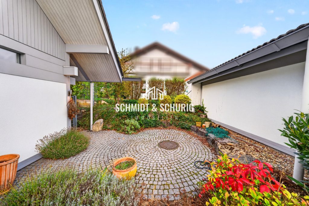 Vorplatz Immobilienangebot - Ötisheim - Alle - Wohnen der besonderen Art:
Einfamilienhaus mit Indoor-Pool, Sauna und Doppelgarage