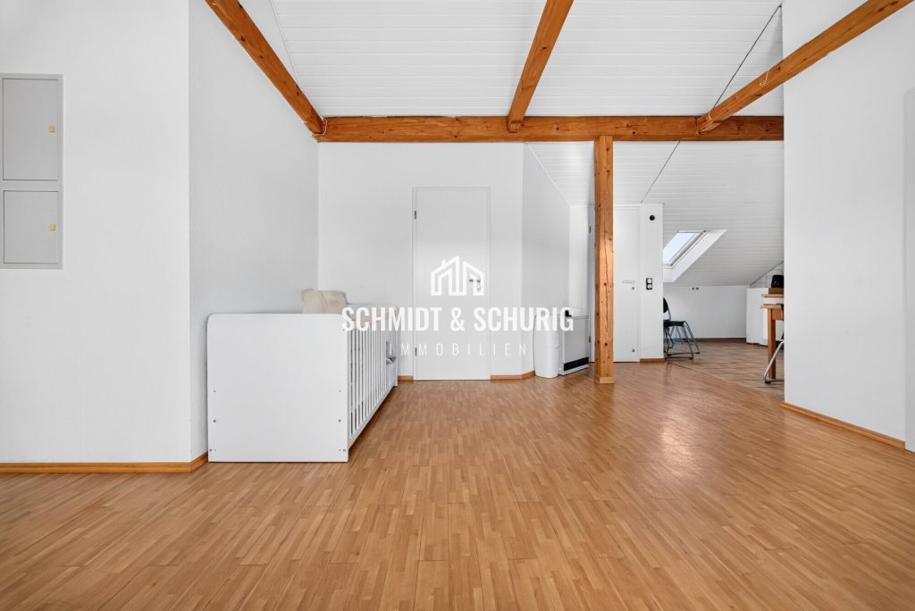 Wohnzimmer Immobilienangebot - Waghäusel / Wiesental - Alle - Helle 2-Zimmer-Wohnung im Dachgeschoss in Waghäusel-Wiesental