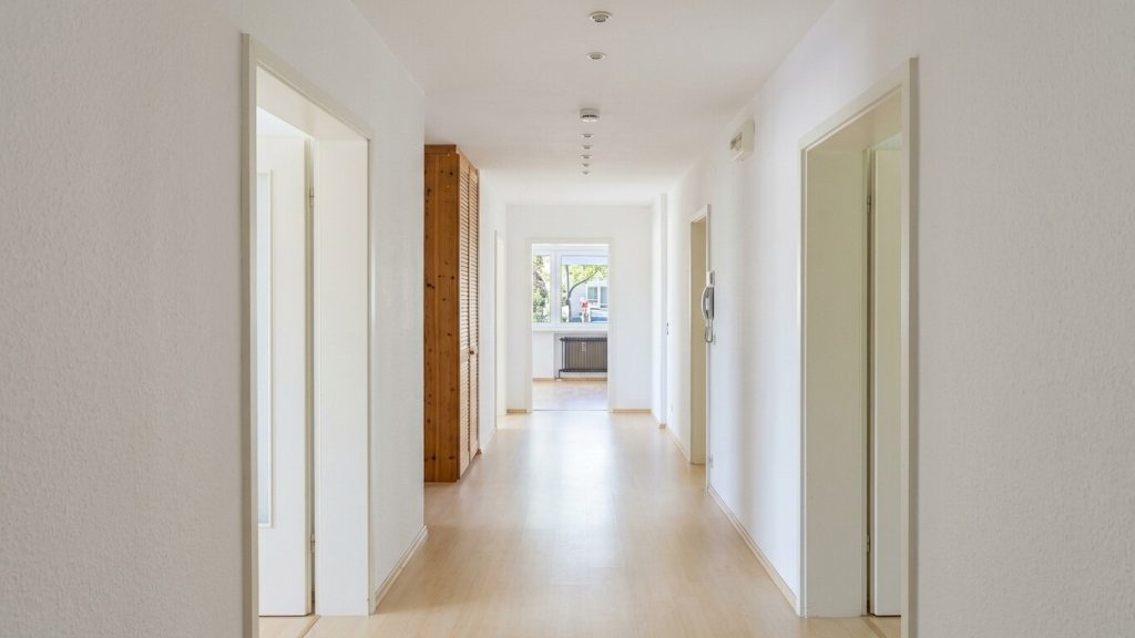 SCHMIDT & SCHURIG – KI-generiert Immobilienangebot - Kraichtal / Bahnbrücken - Alle - Charmante Souterrainwohnung mit Stellplatz und schönem Außenbereich