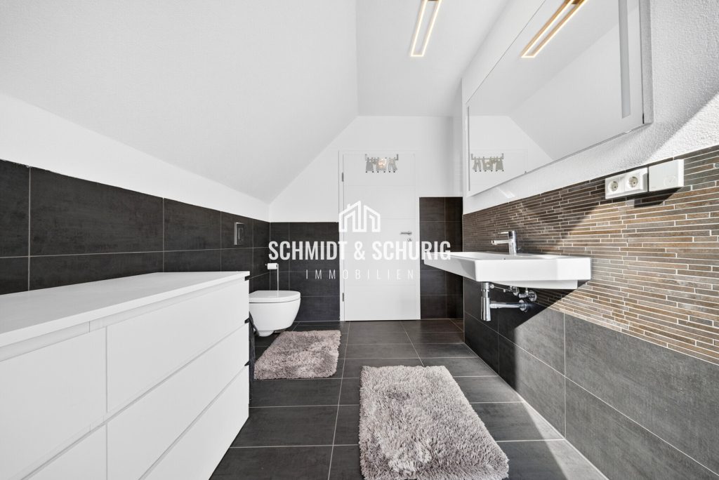 Badezimmer / Obergeschoss Immobilienangebot - Gondelsheim - Alle - Neuwertiges Einfamilienhaus mit viel Potenzial, Doppelgarage und 6 Stellplätzen