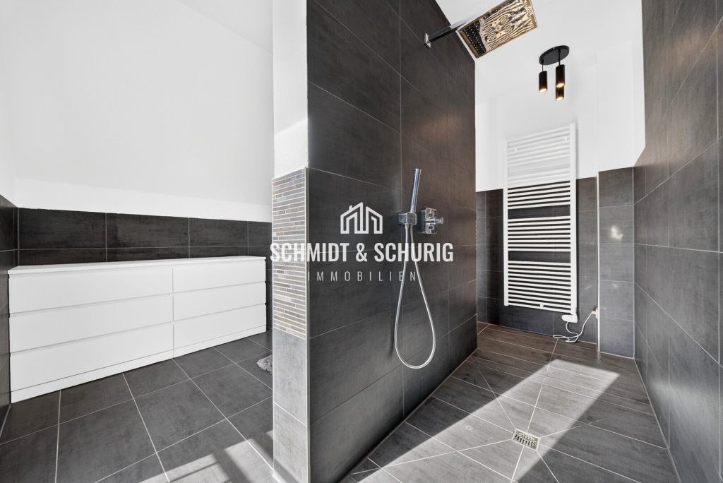 Badezimmer / Obergeschoss Immobilienangebot - Gondelsheim - Alle - Neuwertiges Einfamilienhaus mit viel Potenzial, Doppelgarage und 6 Stellplätzen