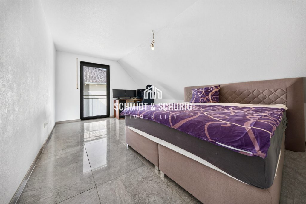 Zimmer / Obergeschoss Immobilienangebot - Gondelsheim - Alle - Neuwertiges Einfamilienhaus mit viel Potenzial, Doppelgarage und 6 Stellplätzen
