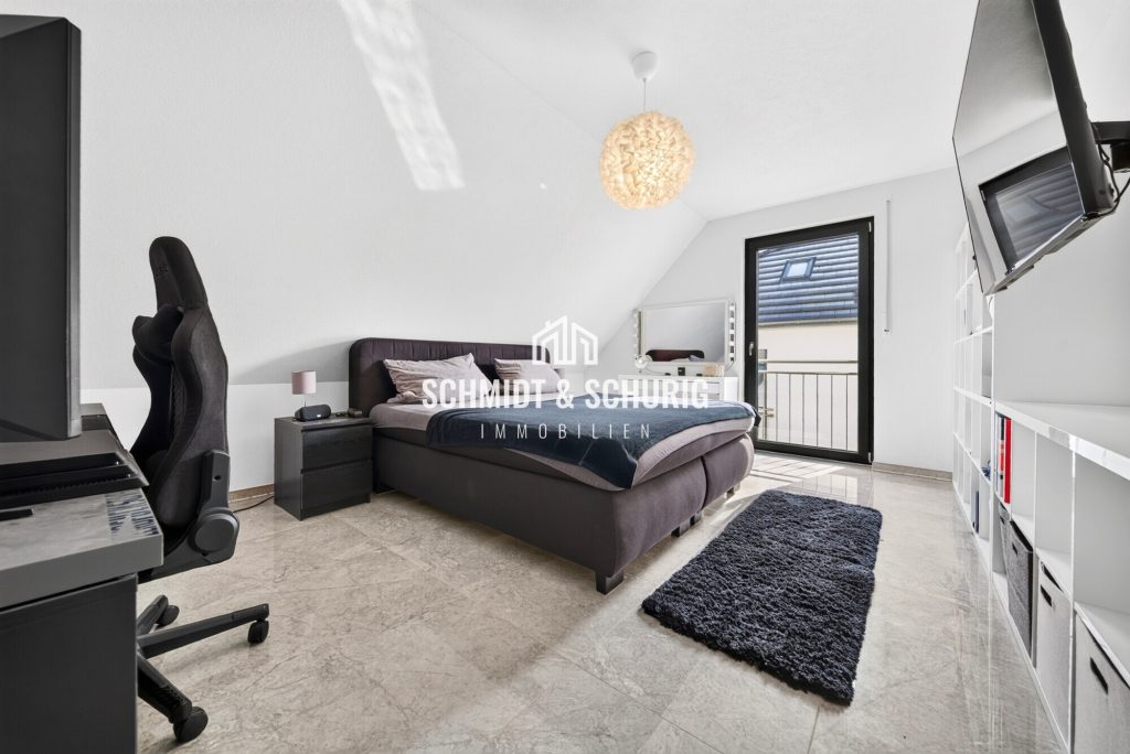 Zimmer / Obergeschoss Immobilienangebot - Gondelsheim - Alle - Neuwertiges Einfamilienhaus mit viel Potenzial, Doppelgarage und 6 Stellplätzen
