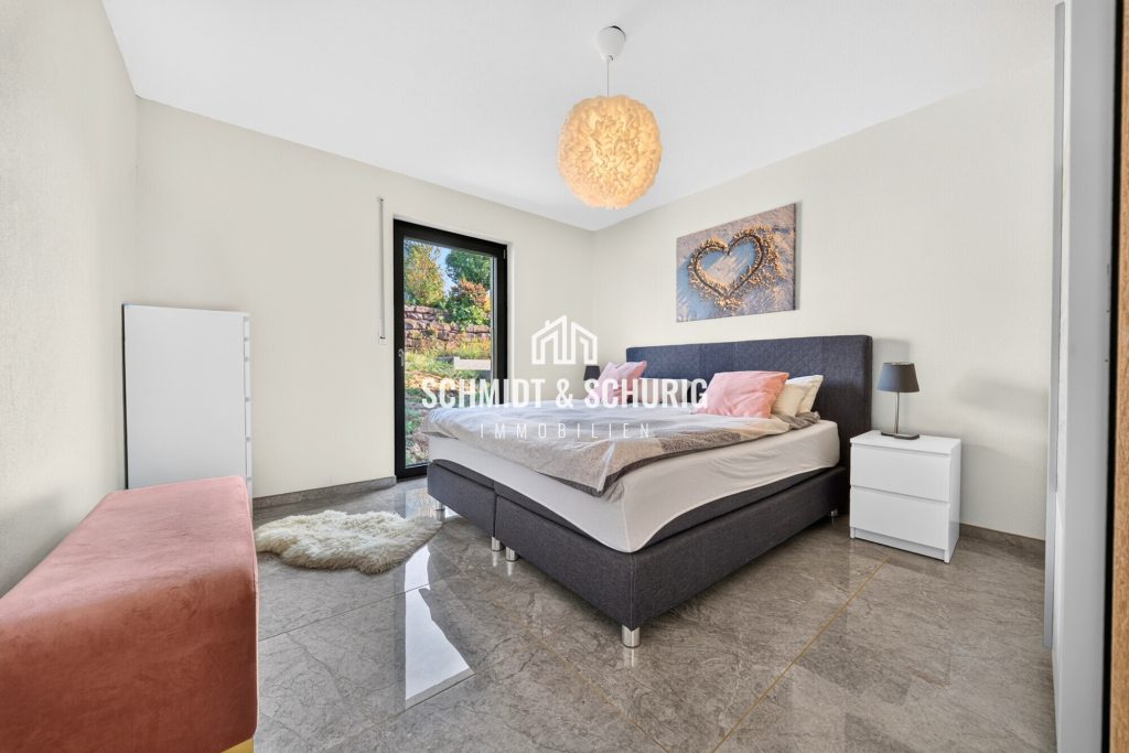 Schlafzimmer Immobilienangebot - Gondelsheim - Alle - Neuwertiges Einfamilienhaus mit viel Potenzial, Doppelgarage und 6 Stellplätzen