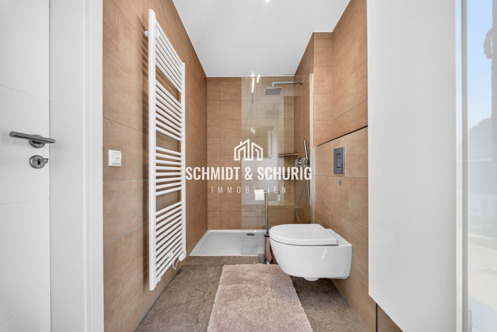 Badezimmer Immobilienangebot - Gondelsheim - Alle - Neuwertiges Einfamilienhaus mit viel Potenzial, Doppelgarage und 6 Stellplätzen