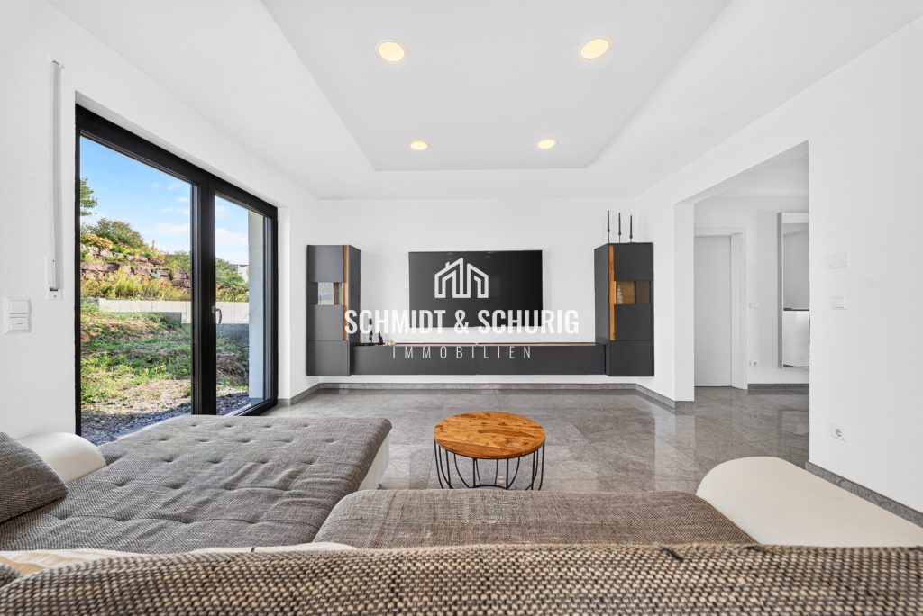 Wohnzimmer Immobilienangebot - Gondelsheim - Alle - Neuwertiges Einfamilienhaus mit viel Potenzial, Doppelgarage und 6 Stellplätzen