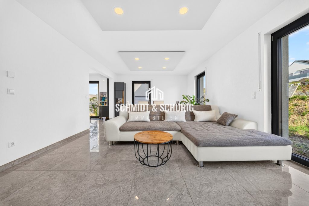 Wohnzimmer Immobilienangebot - Gondelsheim - Alle - Neuwertiges Einfamilienhaus mit viel Potenzial, Doppelgarage und 6 Stellplätzen