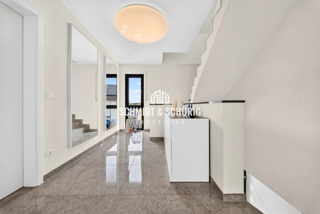 Flurbereich Immobilienangebot - Gondelsheim - Alle - Neuwertiges Einfamilienhaus mit viel Potenzial, Doppelgarage und 6 Stellplätzen