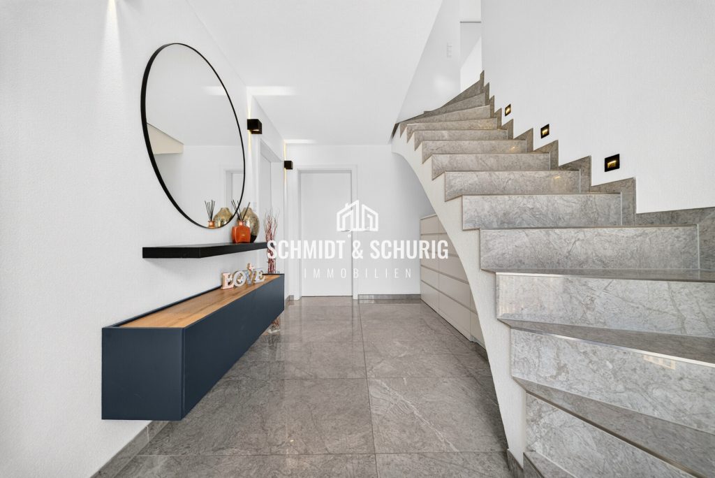 Eingangsbereich Immobilienangebot - Gondelsheim - Alle - Neuwertiges Einfamilienhaus mit viel Potenzial, Doppelgarage und 6 Stellplätzen