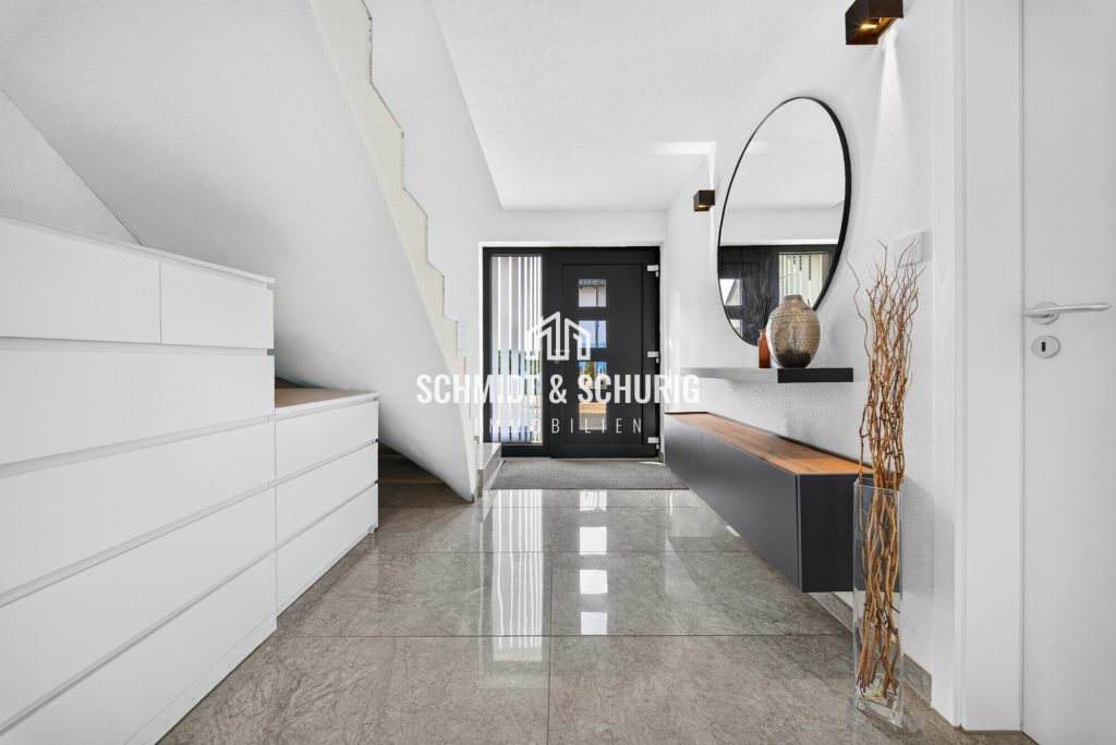 Eingangsbereich Immobilienangebot - Gondelsheim - Alle - Neuwertiges Einfamilienhaus mit viel Potenzial, Doppelgarage und 6 Stellplätzen
