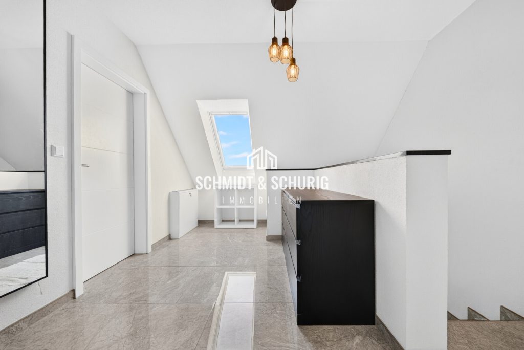 Galerie / Obergeschoss Immobilienangebot - Gondelsheim - Alle - Neuwertiges Einfamilienhaus mit viel Potenzial, Doppelgarage und 6 Stellplätzen