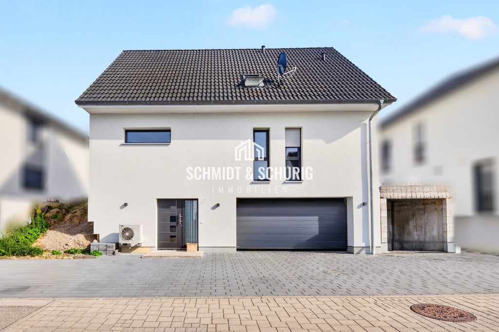 Schmidt & Schurig Immobilien Immobilienangebot - Gondelsheim - Alle - Neuwertiges Einfamilienhaus mit viel Potenzial, Doppelgarage und 6 Stellplätzen
