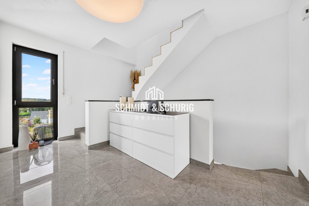 Flurbereich Immobilienangebot - Gondelsheim - Alle - Neuwertiges Einfamilienhaus mit viel Potenzial, Doppelgarage und 6 Stellplätzen