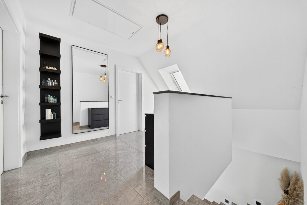 Galerie / Obergeschoss Immobilienangebot - Gondelsheim - Alle - Neuwertiges Einfamilienhaus mit viel Potenzial, Doppelgarage und 6 Stellplätzen