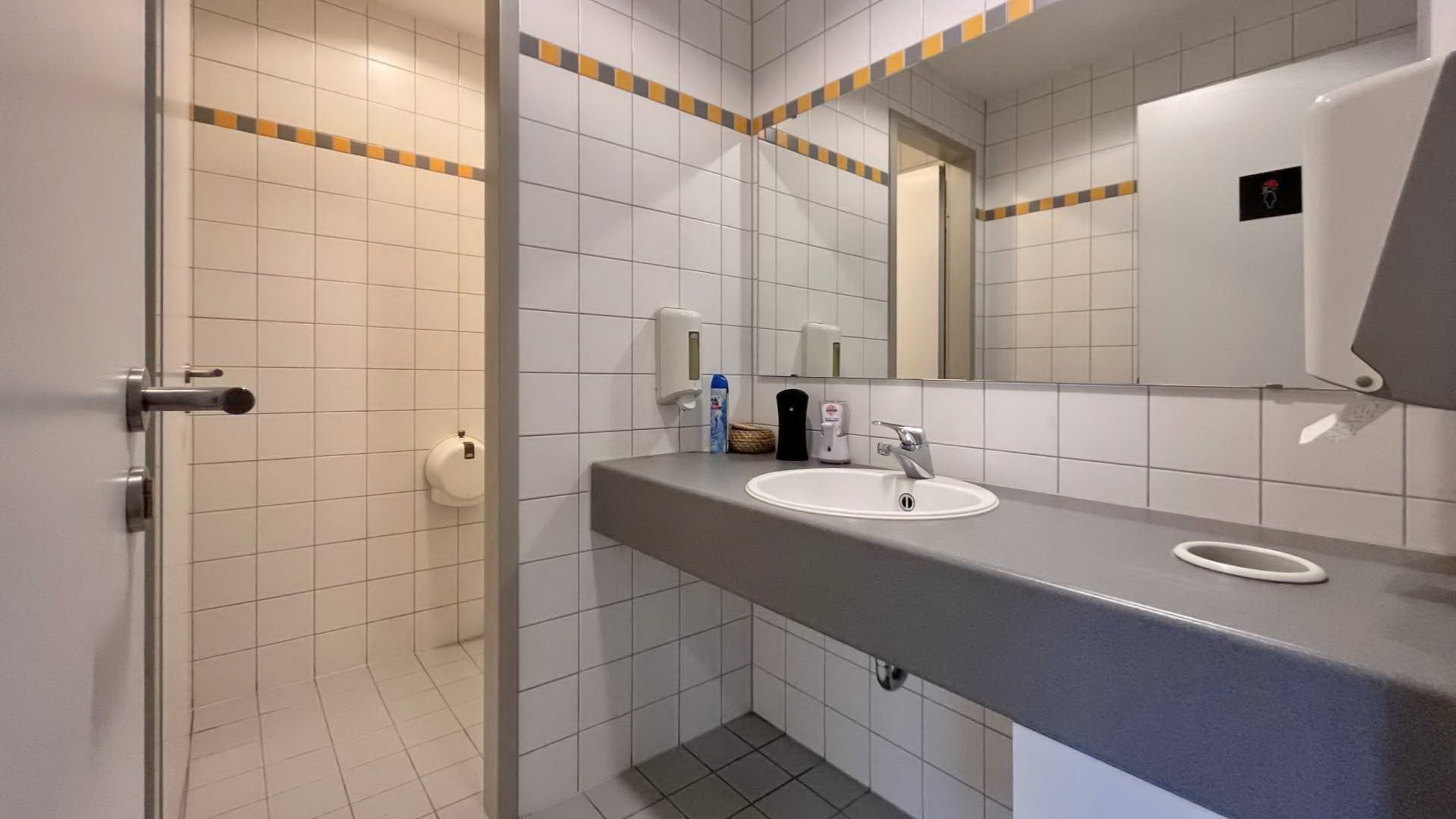 Immobilienangebot - Freiburg i. Br. / Altstadt - Gewerbe - Ganz oben mit dabei - Große Bürofläche in der Innenstadt