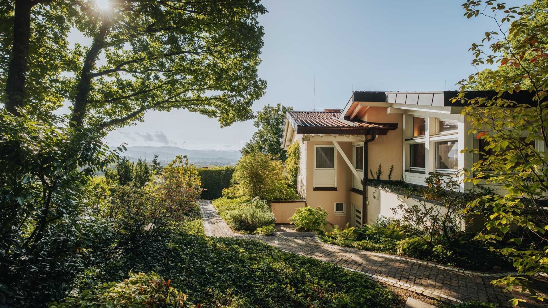 Immobilienangebot - Emmendingen - Wohnen & Investment & Rest - Exklusives Hanggrundstück mit stilvoller Villa und Panoramablick auf den Schwarzwald