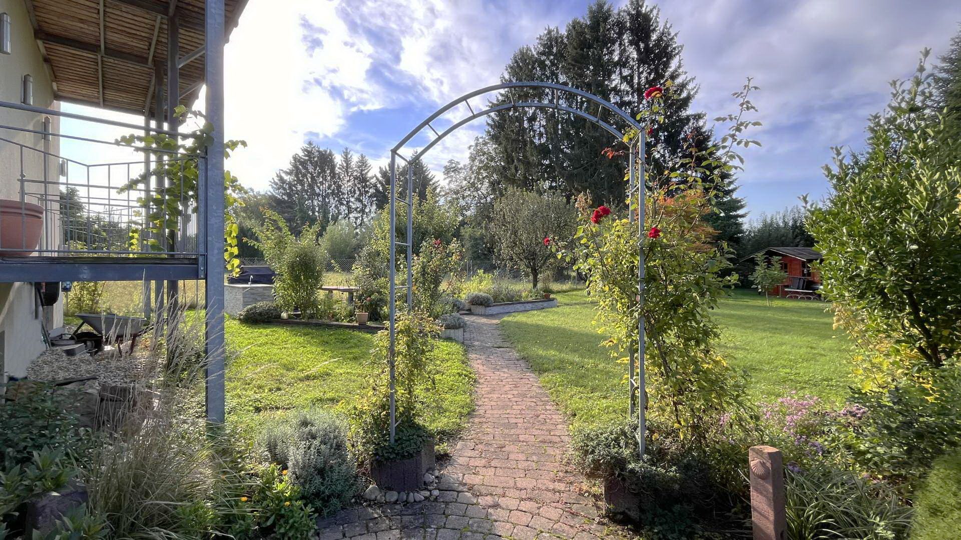 Immobilienangebot - Teningen - Wohnen & Investment & Rest - Ehemalige Zigarrenfabrik mit 8 Wohnungen und 3 Büros in grüner Ortsrandlage