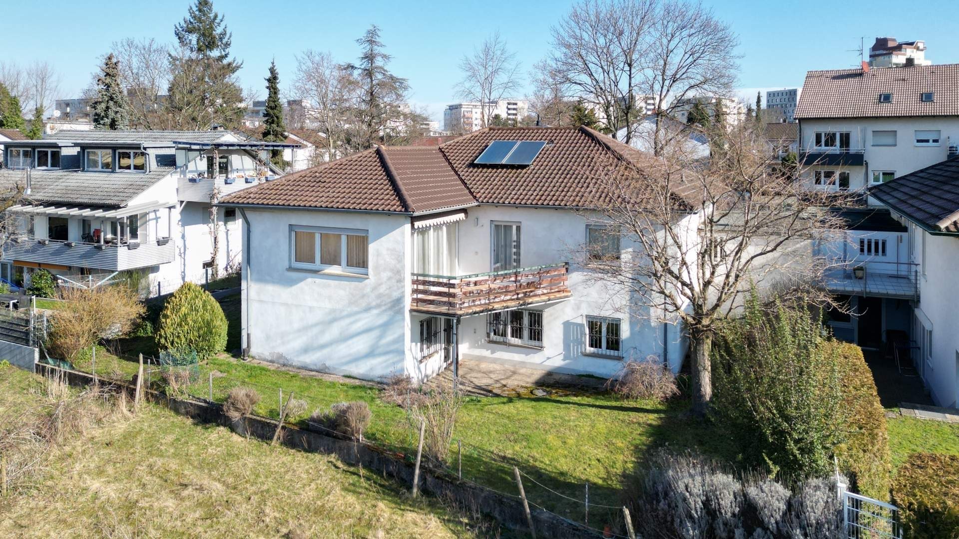 Immobilienangebot - Freiburg i. Br. / Betzenhausen - Wohnen & Investment & Rest - Betzenhausen | Großzügiges Einfamilienhaus in verkehrsberuhigter Lage